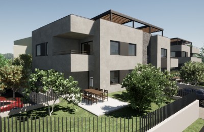 Un meraviglioso nuovo appartamento con cortile nel centro più ampio di Parenzo