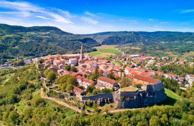Beautiful building and agricultural land in the vicinity of Buzet