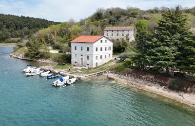 Stone beauty with direct access to the sea and obtained permits for renovation