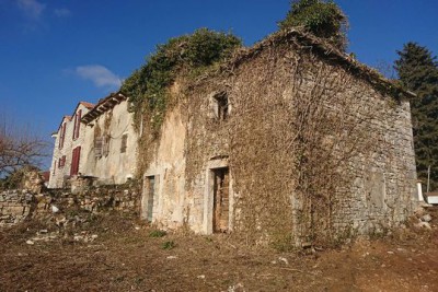 Stara kamena kuća s pogledom na more