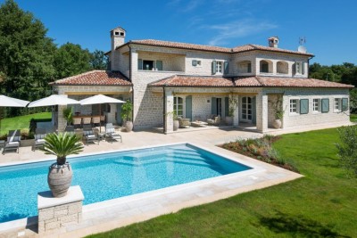Exclusive villa with pool and sports fields