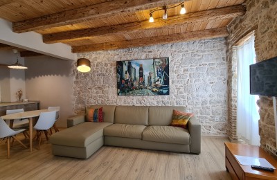 Prelijep renovirani stan u centru Vrsara - top lokacija!