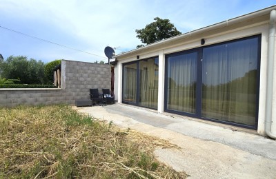 Ein kleines, eingeschossiges Haus, 800 m vom Meer und 4,5 km von Poreč entfernt