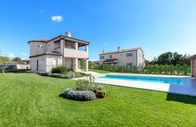 Eine schöne Villa aus Stein mit einem Swimmingpool und einem großen Garten - Meerblick