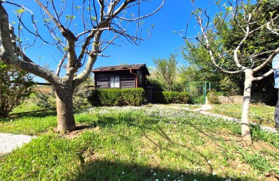Casa bifamiliare in una tranquilla zona residenziale, a 2 km dal centro di Parenzo e dal mare