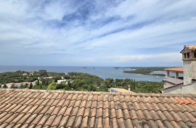 A beautiful renovated stone house with a view of the sea - the old town of Vrsar