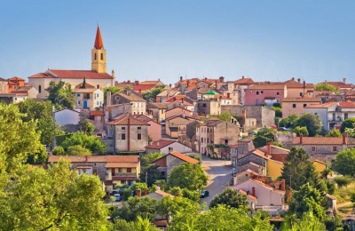 Predivno građevinsko zemljište sa pogledom na more i građevinskom dozvolom