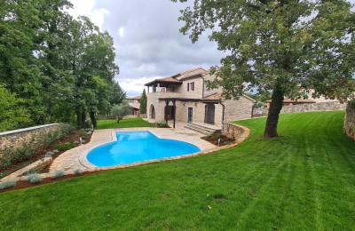 Bella villa in pietra con piscina e ampio cortile