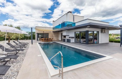 Beautiful modern villa with pool in a quiet location