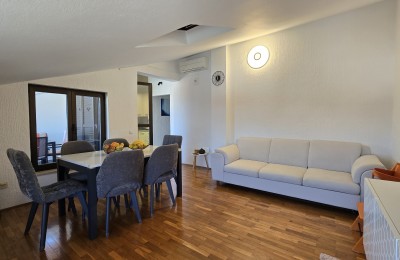 Renovirani stan sa predivnim otvorenim pogledom na Vrsar i more