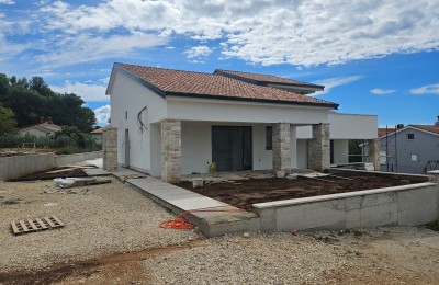 Eine schöne Doppelhaushälfte mit Pool und Blick auf das Meer