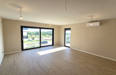 Predivan novi osunčani stan blizu centra Poreča i mora