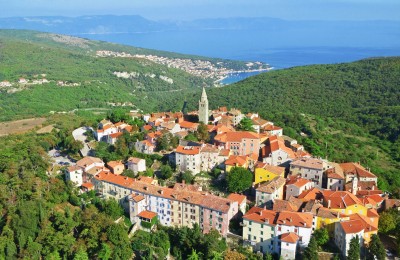 Terreno edificabile in una posizione tranquilla immersa nella natura - 6 km dal mare