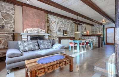 Bellissima casa in pietra con vista mare nel centro di Orsera