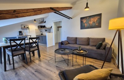Bellissimo appartamento completamente ristrutturato e arredato nel centro di Parenzo