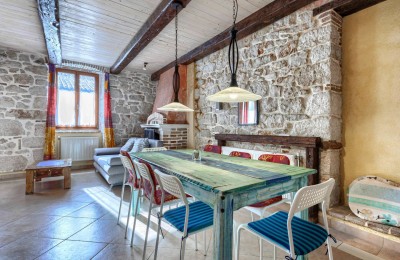 Bellissima casa in pietra con vista mare nel centro di Orsera