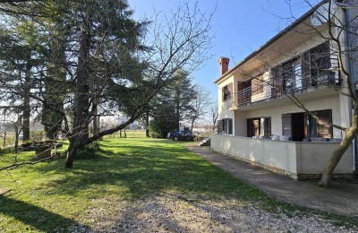 INVESTICIJSKA PRILIKA - kuća sa 2 stana i velikim građevinskim zemljištem u okolici Poreča