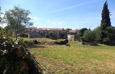 Beautiful Istrian estate with an old manor and building land