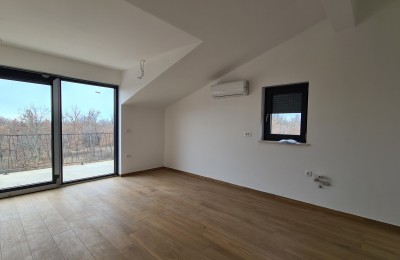 Appartamento con 2 camere da letto e balcone in una nuova costruzione - vicino a Parenzo