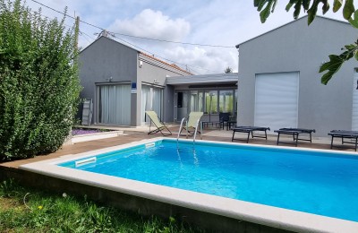 Modernes Einfamilienhaus mit Pool - 4,5 km vom Zentrum von Poreč und dem Meer entfernt