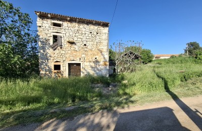 Stone houses with a spacious garden - surroundings of Vrsar