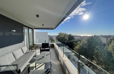Eine schöne moderne Wohnung mit freiem Blick auf das Meer