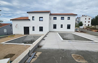 Una bella casa bifamiliare con piscina e vista sul mare