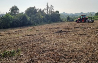 Veliko građevinsko zemljište na atraktivnoj lokaciji sa pogledom na more