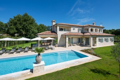 Exclusive villa with pool and sports fields