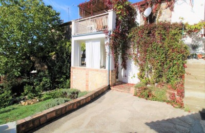 Semi-detached house with 2 apartments in the center of Vrsar - 100 m from the sea!
