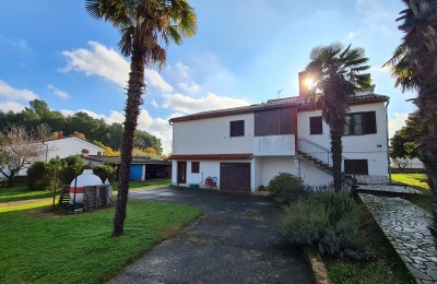 Una bella casa familiare con un ampio giardino vicino a Parenzo e al mare