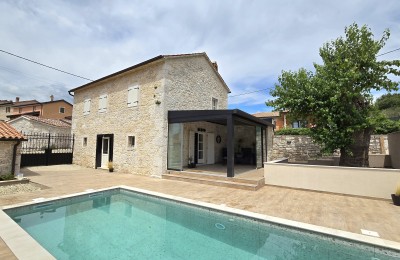 Prelijepa renovirana, djelomično namještena kamena kuća sa podnim grijanjem i bazenom