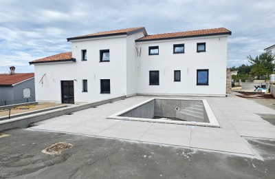 Una bella casa bifamiliare con piscina e vista sul mare