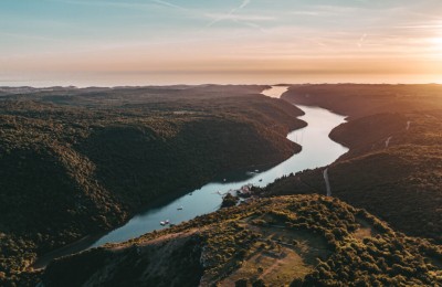 Kamene kuće sa prostranom okućnicom - okolica Vrsara