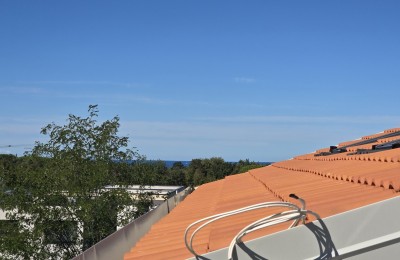 Una nuova e moderna casa bifamiliare vicino al mare e al centro di Parenzo