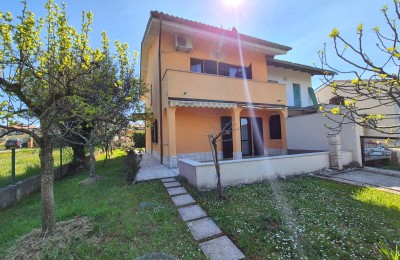 Semi-detached house in a quiet suburban area - 2 km from the center of Poreč and the sea