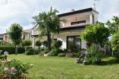 Ein wunderschönes Haus mit 5 Wohnungen in der Nähe des Meeres und des Zentrums von Poreč