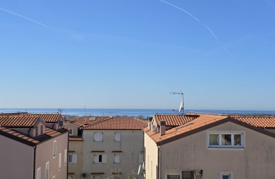 Appartamento con ampia terrazza e splendida vista mare