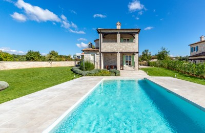 Una bella villa in pietra con piscina e un ampio cortile - vista sul mare