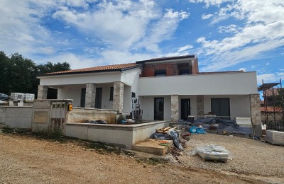 Eine schöne Doppelhaushälfte mit Pool und Blick auf das Meer