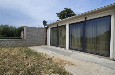 Mala prizemna kuća udaljena 800 m od mora i 4,5 km od Poreča
