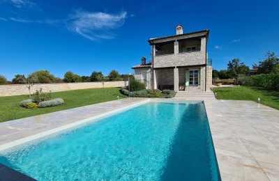 Bella villa in pietra con piscina e ampio cortile