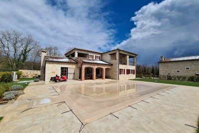 Bella villa in pietra con piscina e ampio giardino