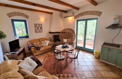 Appartamento in affitto a lungo termine con cortile e piscina in comune