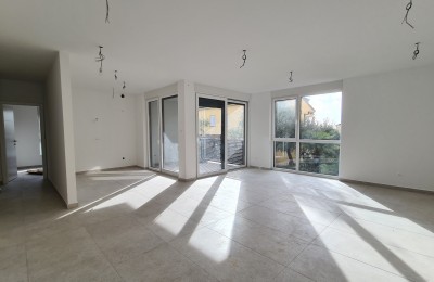 Beautiful apartment with a yard in a new building - 800 m from the sea