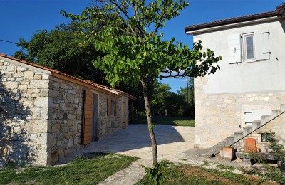 ESCLUSIVA DI AGENZIA - Una graziosa casa in pietra ristrutturata in una posizione idilliaca