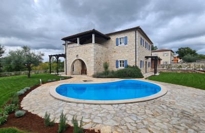 Predivna kamena vila sa bazenom i prostranim dvorištem