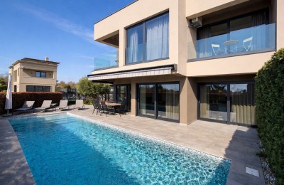 Eine moderne Villa mit Swimmingpool, 500 Meter vom Meer entfernt